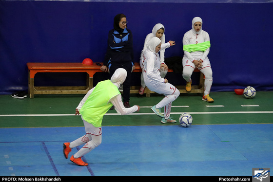 تمرین تیم فوتسال بانوان هیات فوتبال خراسان رضوی - عکس : محسن بخشنده /شهرآرا