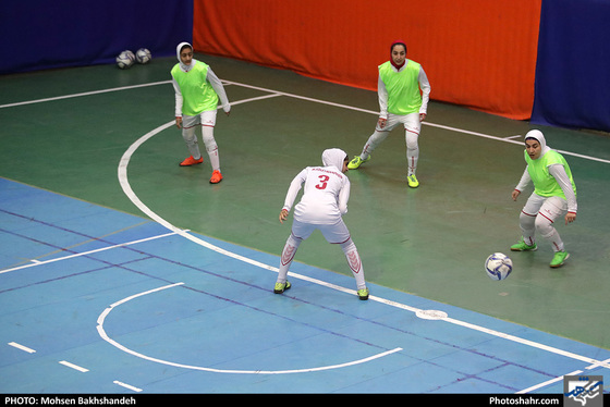 تمرین تیم فوتسال بانوان هیات فوتبال خراسان رضوی - عکس : محسن بخشنده /شهرآرا