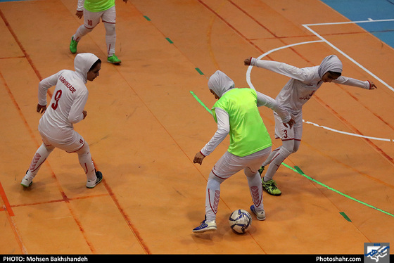 تمرین تیم فوتسال بانوان هیات فوتبال خراسان رضوی - عکس : محسن بخشنده /شهرآرا