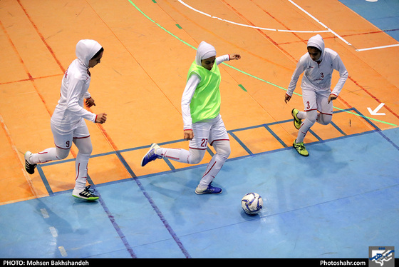 تمرین تیم فوتسال بانوان هیات فوتبال خراسان رضوی - عکس : محسن بخشنده /شهرآرا