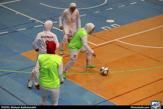 تمرین تیم فوتسال بانوان هیات فوتبال خراسان رضوی - عکس : محسن بخشنده /شهرآرا