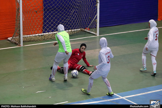تمرین تیم فوتسال بانوان هیات فوتبال خراسان رضوی - عکس : محسن بخشنده /شهرآرا
