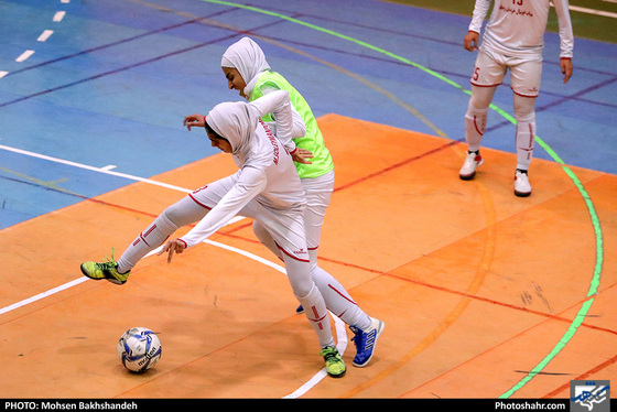 تمرین تیم فوتسال بانوان هیات فوتبال خراسان رضوی - عکس : محسن بخشنده /شهرآرا