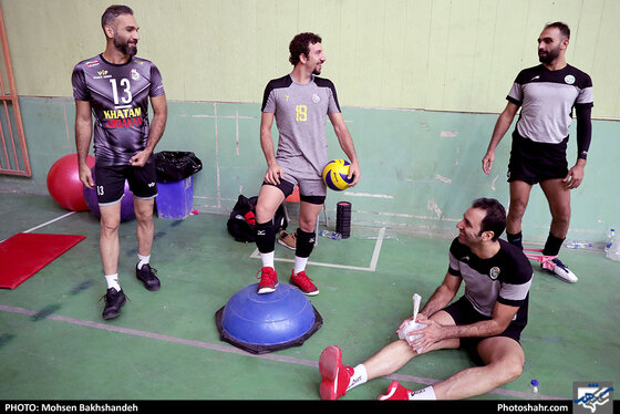 تمرین تیم والیبال پیام خراسان پیش از بازی با خاتم اردکان