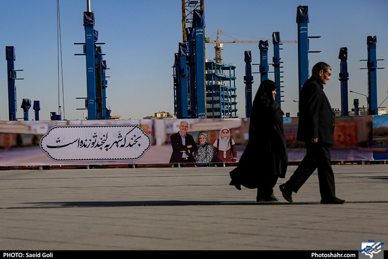 اکران تابلوهای کمپین لبخند شهر / عکس: سعیدگلی / شهرآرا