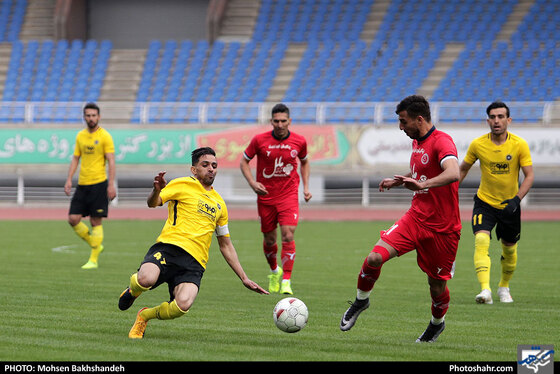 دیدار دوستانه فوتبال | پدیده مشهد و سپاهان اصفهان - عکس : محسن بخشنده / شهرآرا