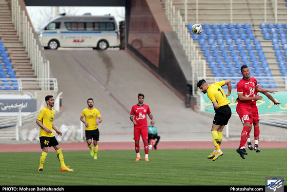 دیدار دوستانه فوتبال | پدیده مشهد و سپاهان اصفهان - عکس : محسن بخشنده / شهرآرا