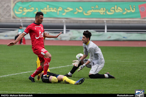 دیدار دوستانه فوتبال | پدیده مشهد و سپاهان اصفهان - عکس : محسن بخشنده / شهرآرا