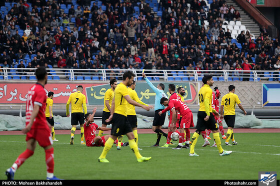 دیدار دوستانه فوتبال | پدیده مشهد و سپاهان اصفهان - عکس : محسن بخشنده / شهرآرا