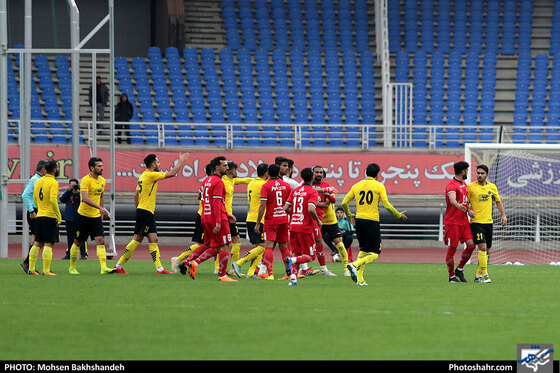 دیدار دوستانه فوتبال | پدیده مشهد و سپاهان اصفهان - عکس : محسن بخشنده / شهرآرا
