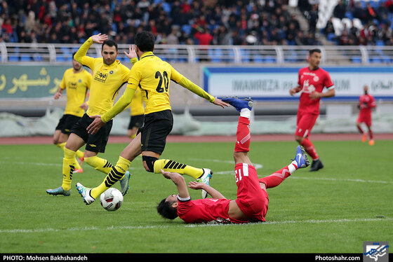 دیدار دوستانه فوتبال | پدیده مشهد و سپاهان اصفهان - عکس : محسن بخشنده / شهرآرا
