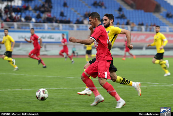 دیدار دوستانه فوتبال | پدیده مشهد و سپاهان اصفهان - عکس : محسن بخشنده / شهرآرا