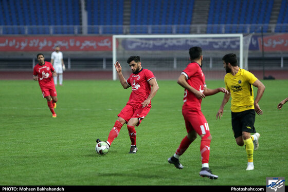دیدار دوستانه فوتبال | پدیده مشهد و سپاهان اصفهان - عکس : محسن بخشنده / شهرآرا