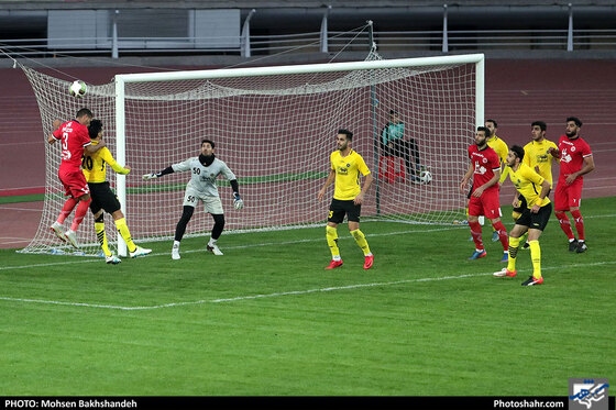 دیدار دوستانه فوتبال | پدیده مشهد و سپاهان اصفهان - عکس : محسن بخشنده / شهرآرا