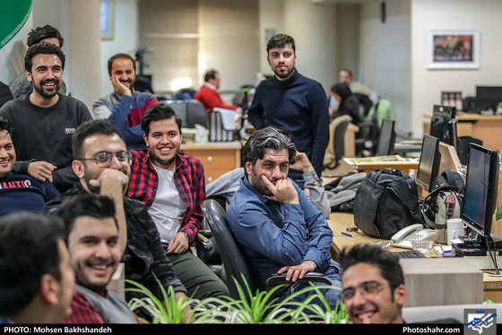 48‌سال نگاه با حسرت - عکس: محسن بخشنده / شهرآرا