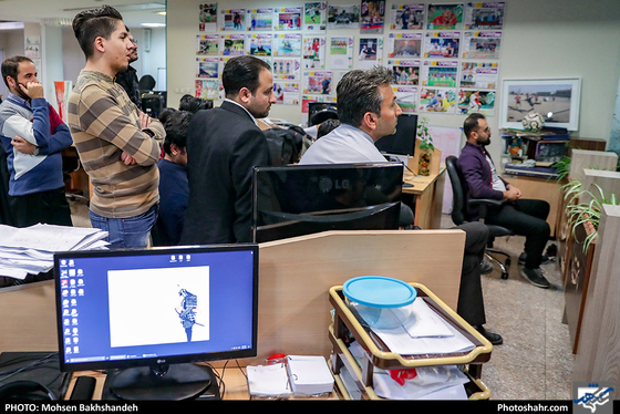 48‌سال نگاه با حسرت - عکس: محسن بخشنده / شهرآرا