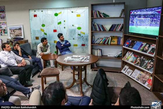 48‌سال نگاه با حسرت - عکس: محسن بخشنده / شهرآرا