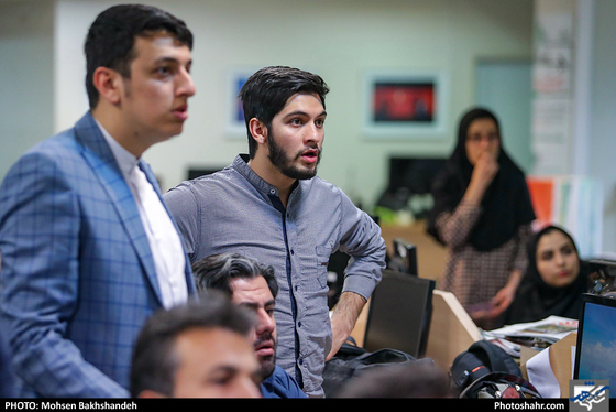 48‌سال نگاه با حسرت - عکس: محسن بخشنده / شهرآرا