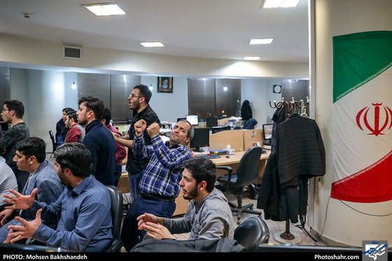 48‌سال نگاه با حسرت - عکس: محسن بخشنده / شهرآرا