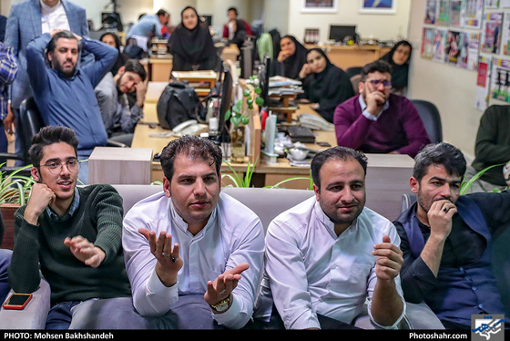 48‌سال نگاه با حسرت - عکس: محسن بخشنده / شهرآرا