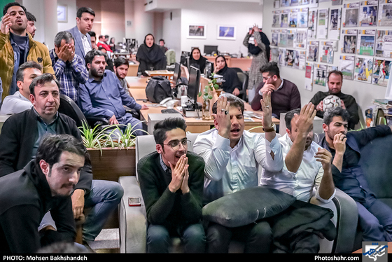 48‌سال نگاه با حسرت - عکس: محسن بخشنده / شهرآرا