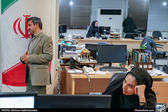 48‌سال نگاه با حسرت - عکس: محسن بخشنده / شهرآرا