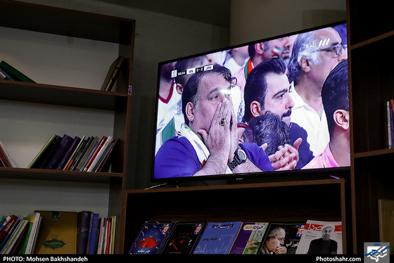 48‌سال نگاه با حسرت - عکس: محسن بخشنده / شهرآرا