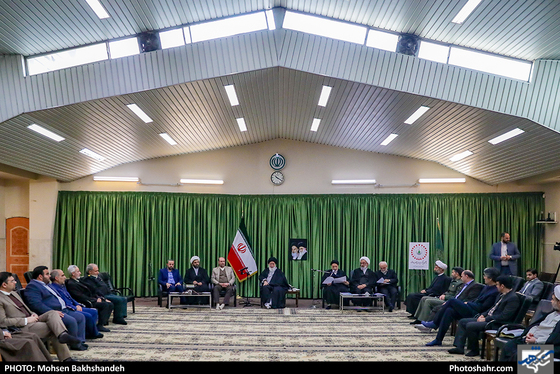 دیدار اعضای ستاد گرامیداشت چهلمین سالگرد انقلاب با امام جمعه مشهد - عکس:محسن بخشنده/شهرآرا