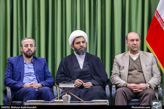 دیدار اعضای ستاد گرامیداشت چهلمین سالگرد انقلاب با امام جمعه مشهد - عکس:محسن بخشنده/شهرآرا