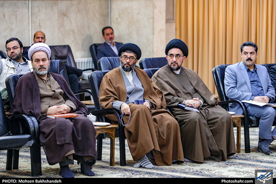 دیدار اعضای ستاد گرامیداشت چهلمین سالگرد انقلاب با امام جمعه مشهد - عکس:محسن بخشنده/شهرآرا