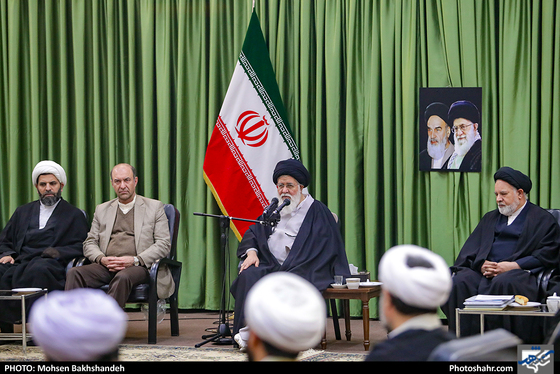 دیدار اعضای ستاد گرامیداشت چهلمین سالگرد انقلاب با امام جمعه مشهد - عکس:محسن بخشنده/شهرآرا