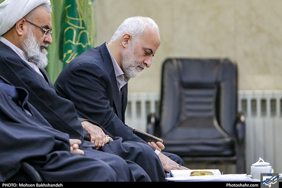 دیدار اعضای ستاد گرامیداشت چهلمین سالگرد انقلاب با امام جمعه مشهد - عکس:محسن بخشنده/شهرآرا