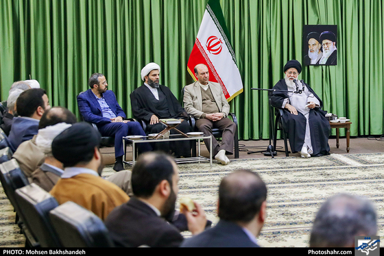 دیدار اعضای ستاد گرامیداشت چهلمین سالگرد انقلاب با امام جمعه مشهد - عکس:محسن بخشنده/شهرآرا