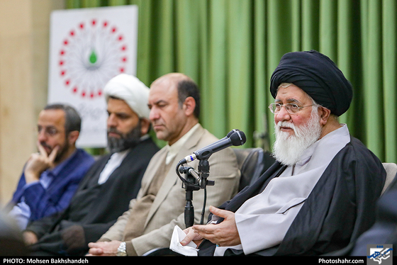 دیدار اعضای ستاد گرامیداشت چهلمین سالگرد انقلاب با امام جمعه مشهد - عکس:محسن بخشنده/شهرآرا