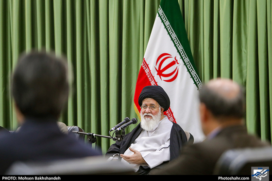 دیدار اعضای ستاد گرامیداشت چهلمین سالگرد انقلاب با امام جمعه مشهد - عکس:محسن بخشنده/شهرآرا