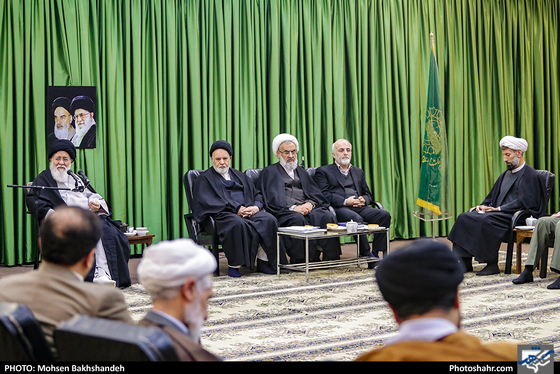 دیدار اعضای ستاد گرامیداشت چهلمین سالگرد انقلاب با امام جمعه مشهد - عکس:محسن بخشنده/شهرآرا