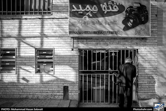 آقای عربلین در حال حاضر در کنار خانه اش یک مغازه جمع و جور عکاسی راه انداخته است و سال ها مشغول عکاسی است. قفل مغازه را میزند و عازم راهپیمایی میشود.