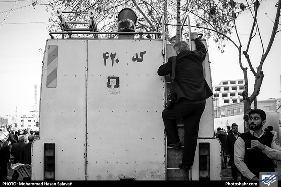 میگوید بهترین عکس ها را از سیل جمعیت باید از ارتفاع های موجود در طول مسیر راهپیمایی بگیریم.از همین رو آقای عربلین بعد از هماهنگی با پرسنل آتش نشانی از ماشین آتش نشانی بالا می رود.
