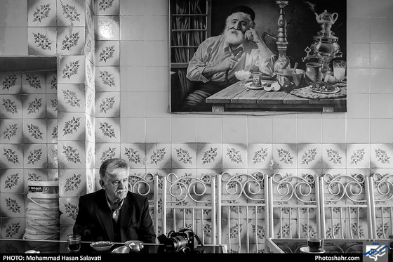عربلین بعد از عکاسی در راهپیمایی برای صرف یک چای به کافه ستاره در کوچه تاریخی شاهین فر رفته است.