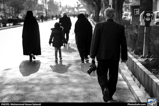 راهپیمایی تمام شده و عربلین در حال برگشت به مغازه عکاسی خودش است تا تصاویر امروز راهم در آرشیو تاریخی چند ساله اش بایگانی کند.