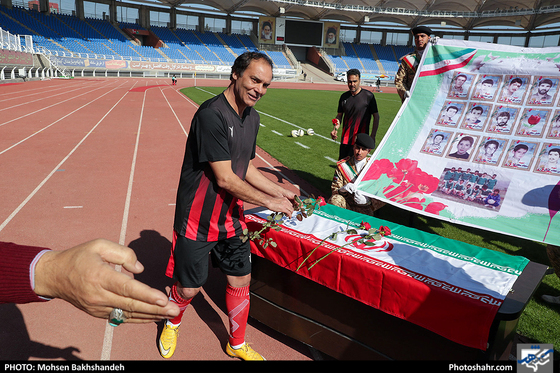 مسابقه فوتبال یاران خداداد عزیزی و پیشکسوتان شهدای چوار 65 ایلام-عکاس:محسن بخشنده/شهرآرا