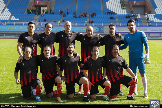 مسابقه فوتبال یاران خداداد عزیزی و پیشکسوتان شهدای چوار 65 ایلام-عکاس:محسن بخشنده/شهرآرا