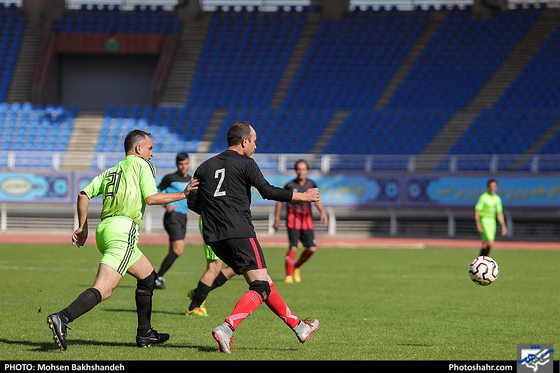 مسابقه فوتبال یاران خداداد عزیزی و پیشکسوتان شهدای چوار 65 ایلام-عکاس:محسن بخشنده/شهرآرا