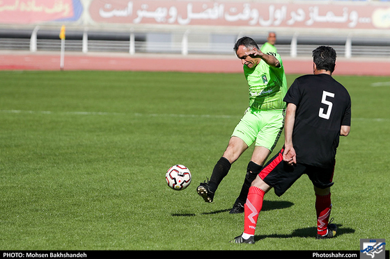 مسابقه فوتبال یاران خداداد عزیزی و پیشکسوتان شهدای چوار 65 ایلام-عکاس:محسن بخشنده/شهرآرا