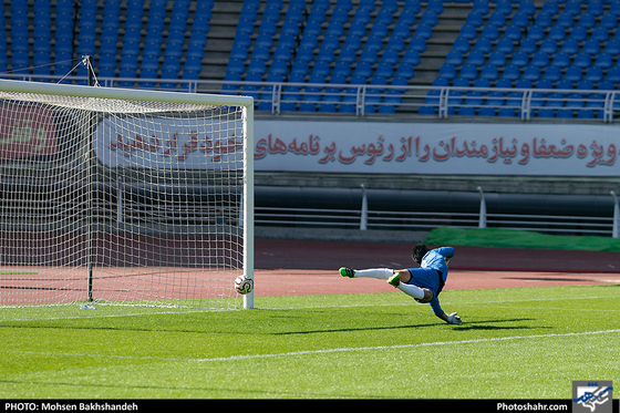 مسابقه فوتبال یاران خداداد عزیزی و پیشکسوتان شهدای چوار 65 ایلام-عکاس:محسن بخشنده/شهرآرا