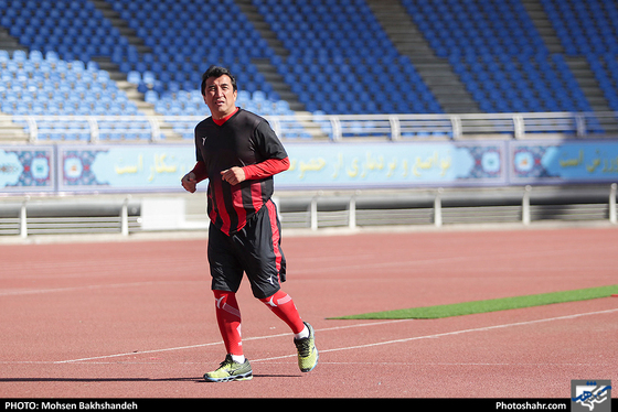 مسابقه فوتبال یاران خداداد عزیزی و پیشکسوتان شهدای چوار 65 ایلام-عکاس:محسن بخشنده/شهرآرا