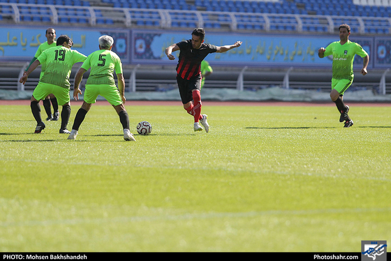 مسابقه فوتبال یاران خداداد عزیزی و پیشکسوتان شهدای چوار 65 ایلام-عکاس:محسن بخشنده/شهرآرا