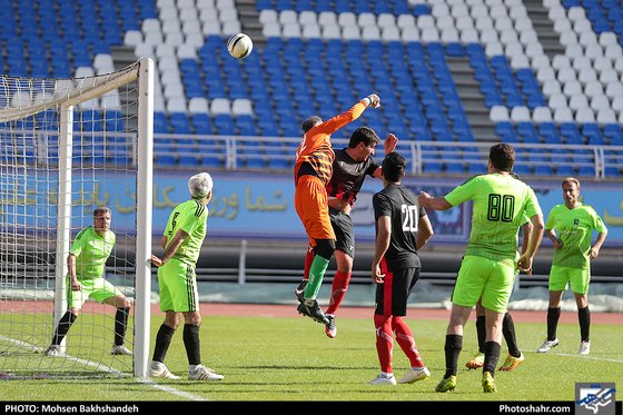 مسابقه فوتبال یاران خداداد عزیزی و پیشکسوتان شهدای چوار 65 ایلام-عکاس:محسن بخشنده/شهرآرا