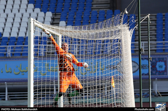 مسابقه فوتبال یاران خداداد عزیزی و پیشکسوتان شهدای چوار 65 ایلام-عکاس:محسن بخشنده/شهرآرا