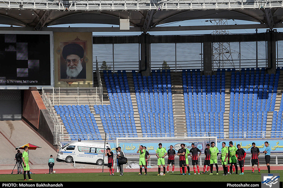 مسابقه فوتبال یاران خداداد عزیزی و پیشکسوتان شهدای چوار 65 ایلام-عکاس:محسن بخشنده/شهرآرا